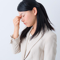 眼精疲労と頭痛・肩こりの関係、改善方法は？